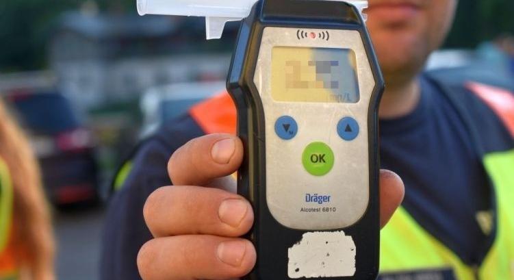 Vezetés közben telefonált, ráadásul ittas is volt: lekapcsolták a zsaruk