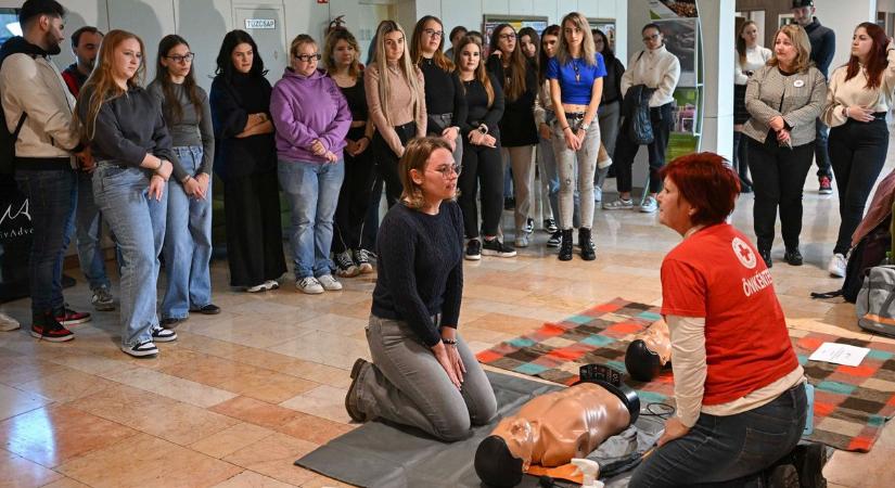 Fiatalok gyakorolták az életmentést az egyetemen  fotók, videó
