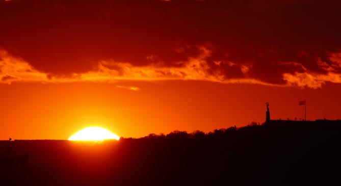 Izzó naplementével és csodás légköroptikai jelenségekkel búcsúzott a hidegfront