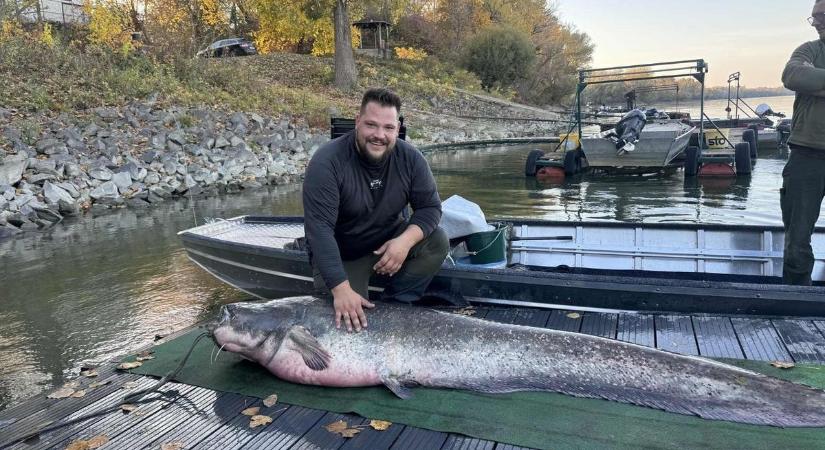 Láttunk már óriáshalakkal pózoló horgászokat, de ez a szörnyeteg nagyobb, mint egy profi kosárlabdázó! (Fotó)