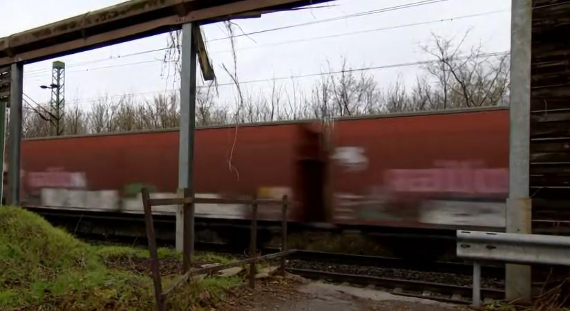 Két hónapja nincs zajvédő fal Tatán, a helyiek szerint az utca veszélyessé vált