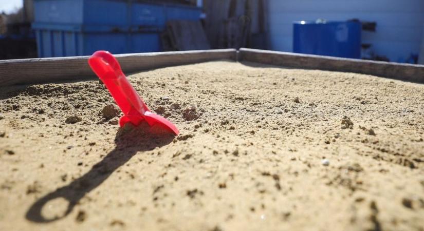 Súlyos: eltűnt 200 pécsi gyerek, szűnnek az álláshelyek