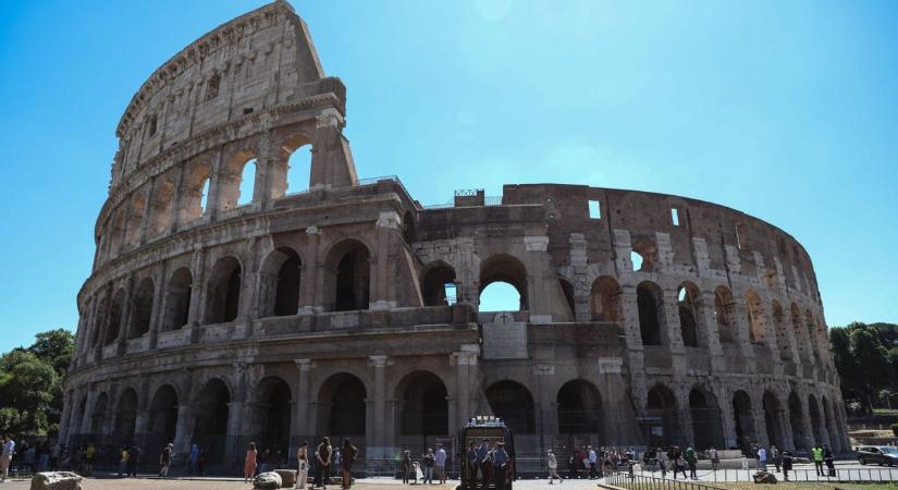 Bepánikolt a tömeg: A turisták szeme láttára omlott össze a római történelmi torony, a Torre dei Conti