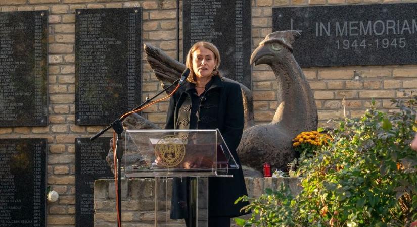 Dr. Csibi Krisztina Szabadkán koszorúzott a bukovinai székelyekkel