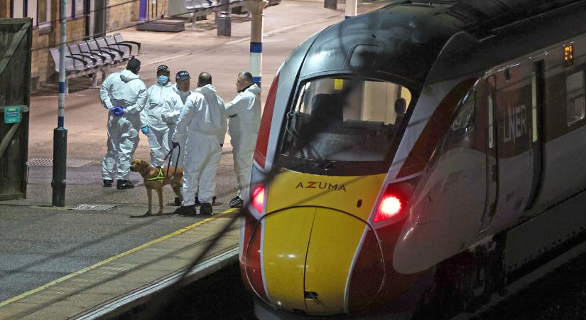Brit belügyminiszter: nyolcan szenvedtek életveszélyes sérüléseket a vonaton elkövetett késelésben