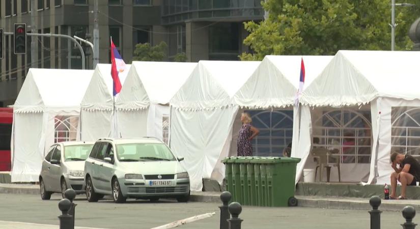 Csillapodott a parlamentnél lévő két tábor közti feszültség, de Ćacilendből néha zene szól