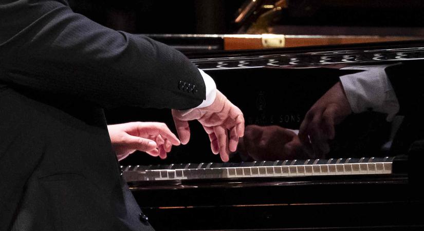 EGY „HISTORIKUS” KONCERT Legendás koncertek: Farkas Gábor zongoraestje / Zeneakadémia