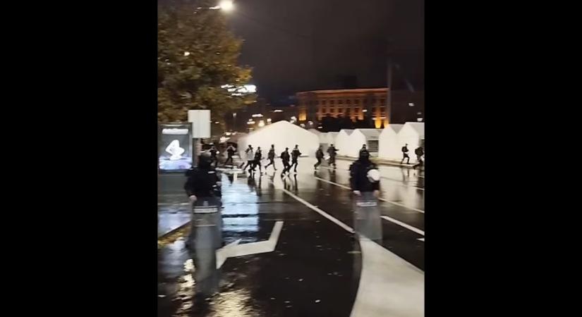 Egymásnak estek Ćacilend sátorlakói (Videó)