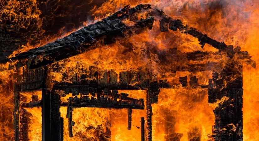 Kigyulladt egy családi ház Tyukodon – több vízsugarat is be kellett vetni