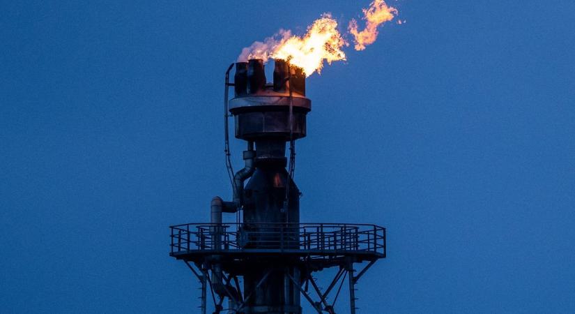 Leállt Oroszország egyik legfontosabb finomítója: totális támadás érte a Rosznyefty terminálját – kiesik az olajexport egy része