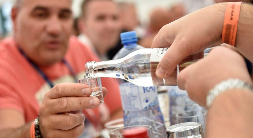 Megkóstolta a magyar pálinkát egy külföldi, irdatlan erős szó hagyta el a száját