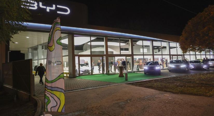Szegeden nyitott kereskedést a városban építkező BYD, az Algyői úti pont az ország legmodernebb elektromosautó-szalonja – galériával