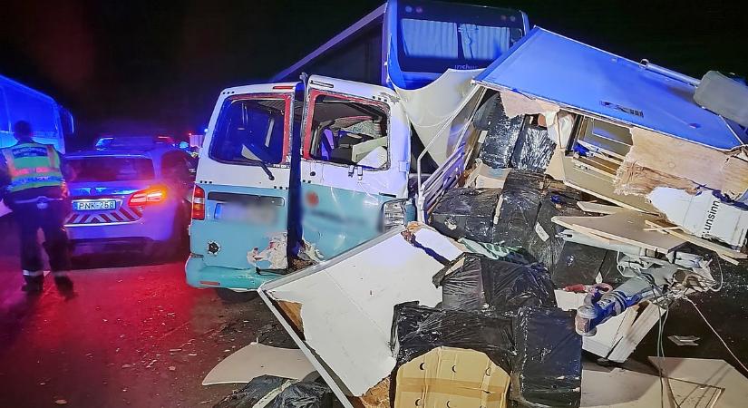 Halálos karambol az M43-as autópályán – busz és kisbusz ütközött, fotókon mutatjuk, hogy néz ki a baleset helyszíne a tragédia után – galériával