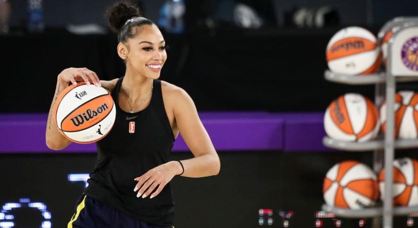 Ledobta a gönceit, pénzért vetkőzik a Playboynak a szexi kosaraslány