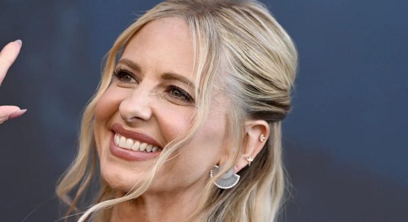 Mi lett vele: emlékszel még a Buffy, a vámpírok réme sorozatra? – Óriásit változott Sarah Michelle Gellar – fotó