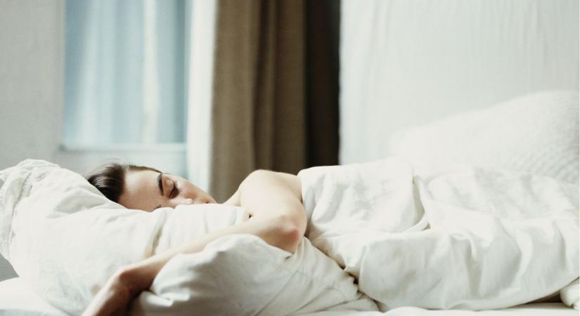 Ez a trükk azt ígéri, hogy percek alatt elalszol – Vajon tényleg működik a fészekágy?