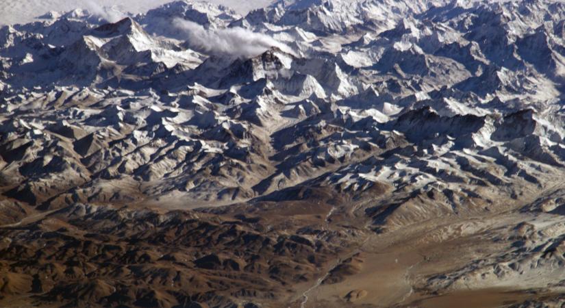 Hóomlás Nepálban: gyalogosan próbálják elérni a lavina sújtotta alaptábort