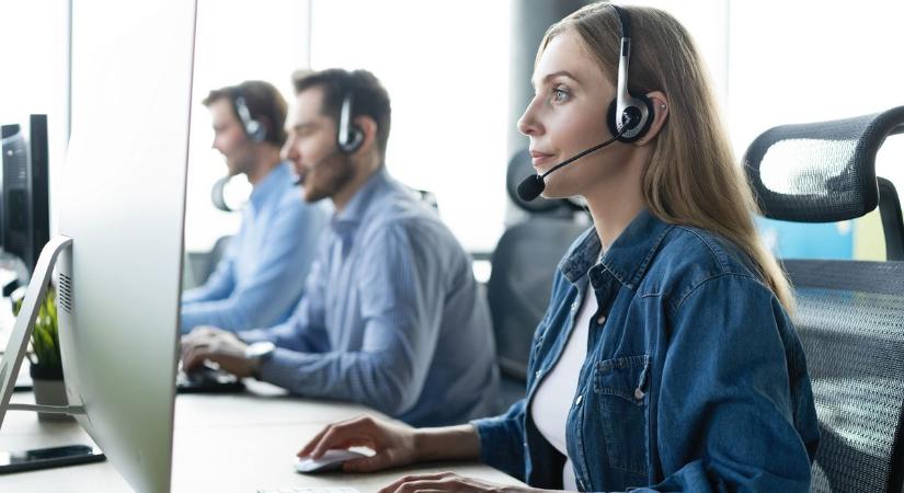 Bekövetkezhet az ügyfélszolgálatosok rémálma: az MI olcsóbb, gyorsabb és sosem fárad el