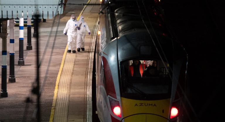 Nyolc ember szenvedett életveszélyes sérüléseket az Angliában történt vonatos késelésben