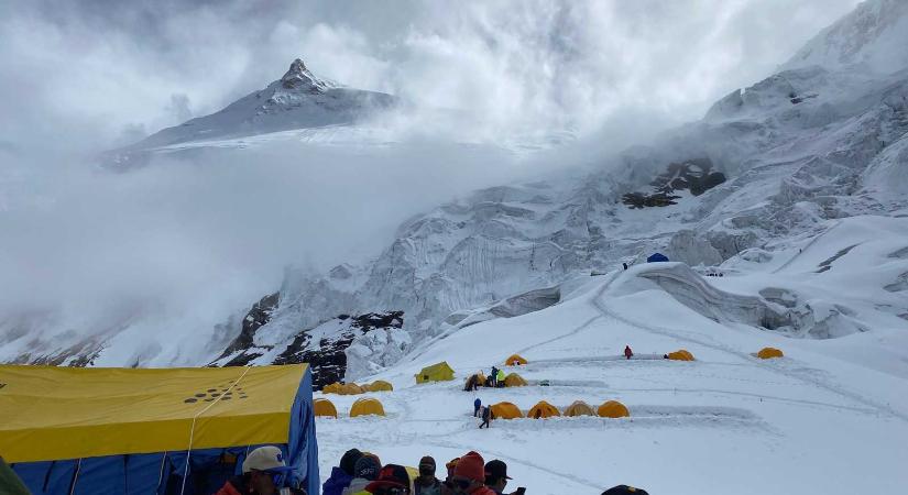 Lavina zúdult egy alaptáborra a Himalájában – Több hegymászó meghalt