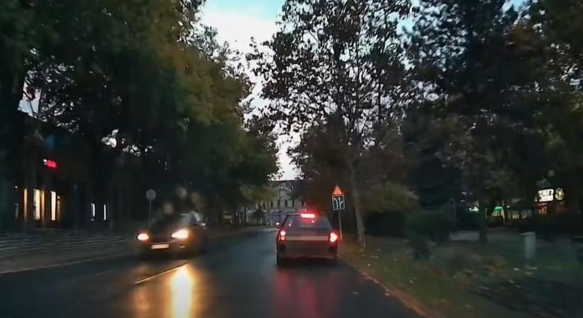 Centiken múlt a tragédia: életveszélyes előzést rögzítettek Jászberényben