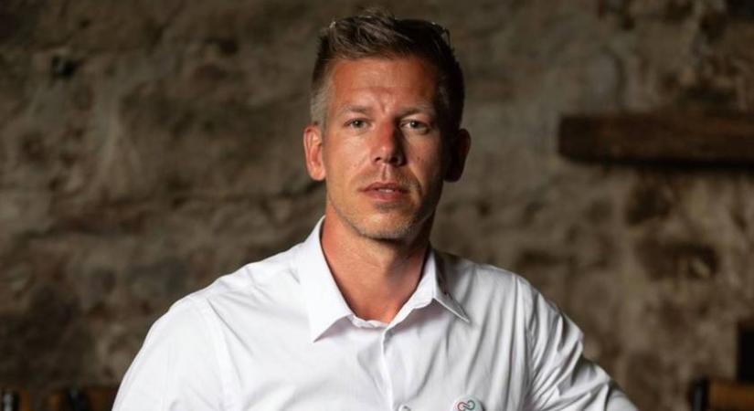 Ilyen helyen él Magyar Péter: a kertje az ősz színeiben pompázik