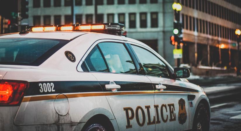 Beleszakad a szív: Rendőrautó csapódott a családi autóba, két gyerek vesztette életét