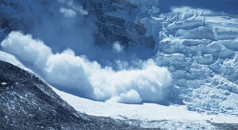 Tragédia a Himalájában: lavina temetett maga alá egy alaptábort