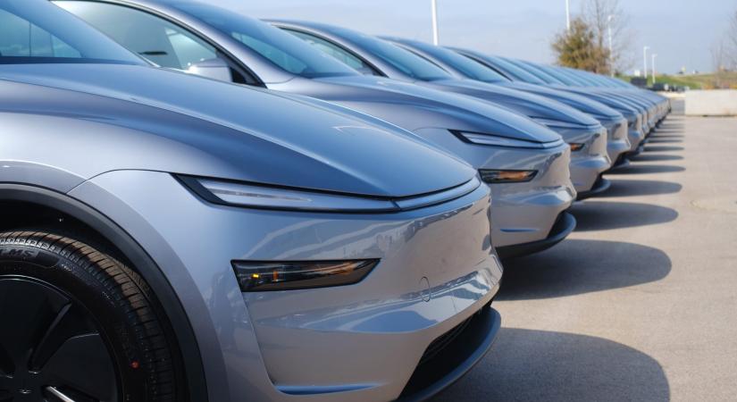 Kiderült, hányszor karambolozott eddig a Tesla robotaxija