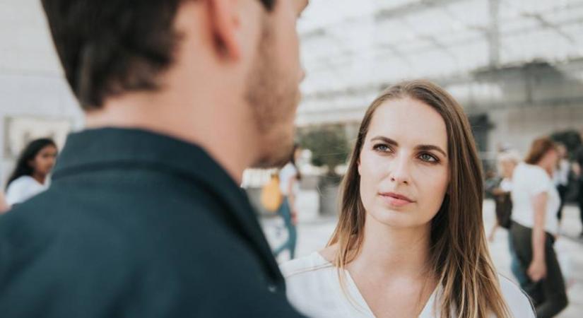 Hazudik a másik, ha így tartja a kezét – 8 jel, ami azonnal leleplezi, ha valaki nem mond igazat