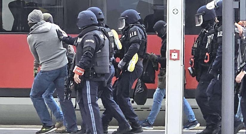Őrizetbe vettek egy lett állampolgárságú férfit, aki túszejtéssel fenyegetőzött egy osztrák vonaton