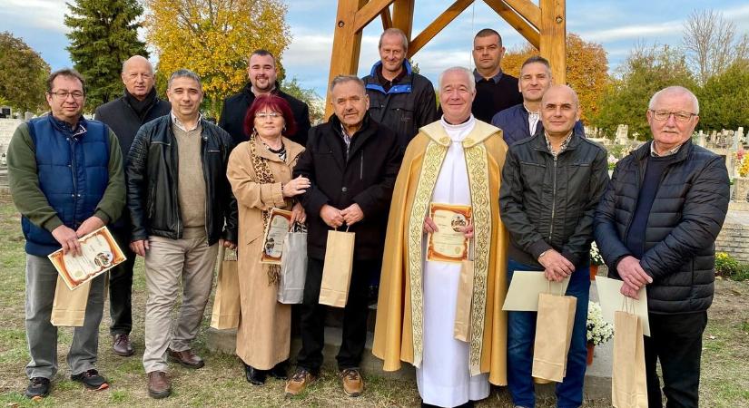 Ilyen egy összetartó közösség: Előszállás új harangot teremtett magának a lopás után