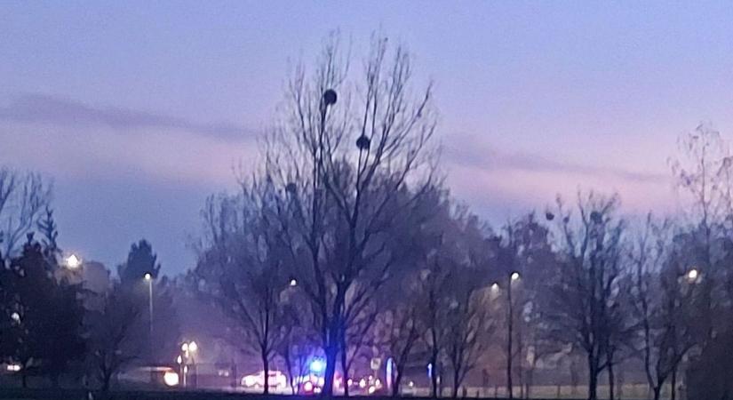 Balesettel indult a kedd reggel: befagyott szélvédővel rossz irányba fordult a sofőr