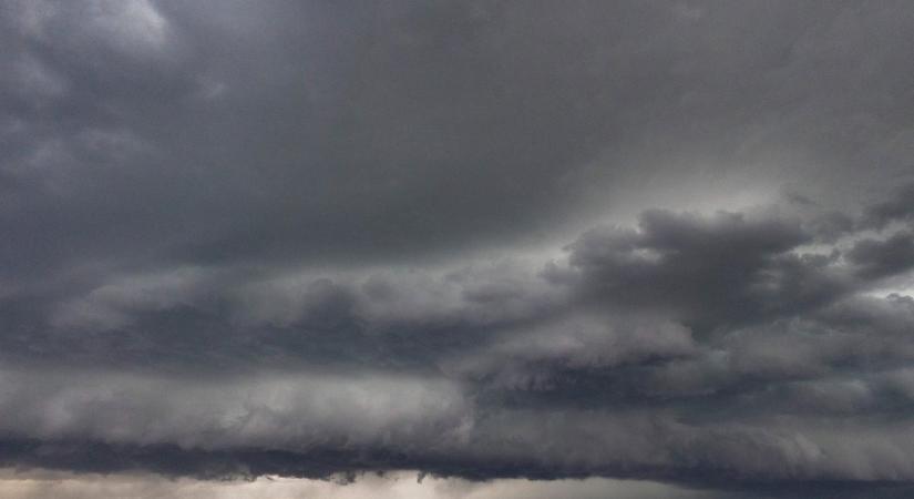 Több tízezer embert evakuáltak a Fülöp-szigeteken tájfun miatt