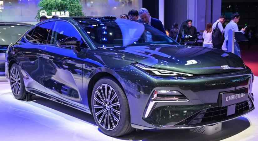 Magától kigyulladt a legnépszerűbb kínai elektromos autó, csak találgatják az okát: pont most kezdik el árulni Európában is – videón a tűzeset