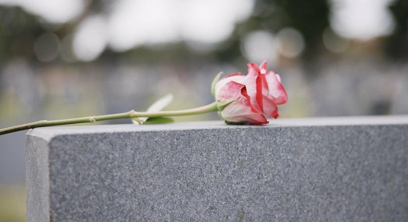 A győri oktató kezdeményezésére felújították az első Budapesten avatott doktornő sírját