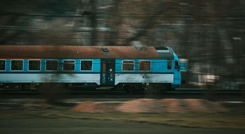 Gázolt a vonat Újszásznál, jelentős késésekre kell számítani
