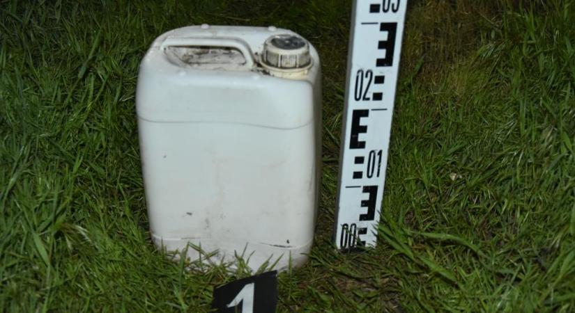 Hígítót és lakkbenzint tett a terménydarálóba, majd benzint locsolt a tanyán élő nőre, hogy végezzen vele