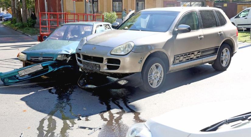 Figyelj, ha arra jársz: karambolozó autók sodorták el a biciklist a Mező úti csomópontban