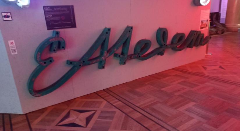 Varsóban idézi meg a múltat ennek a Balaton-parti étteremnek a neonfelirata