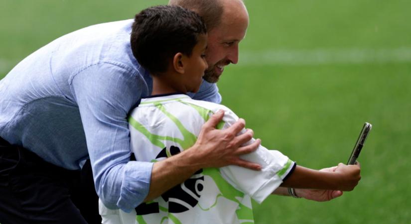 Vilmos walesi herceg, brit trónörökös egy kisfiúval készít közös fotót a Rio de Janeiró-i Maracana Stadionban
