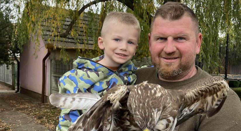 Egy törzszászlós és négyéves fia példát mutatott emberségből