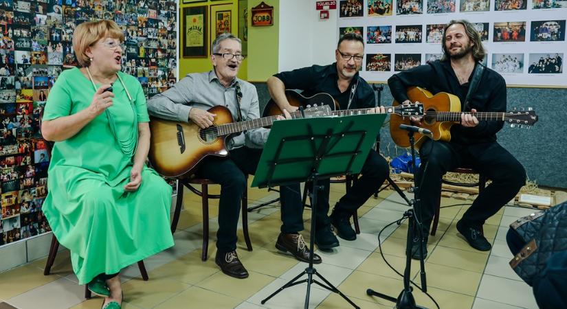 Megnyílt Asbóth Anikó visszatekintő tárlata a Vojtinában