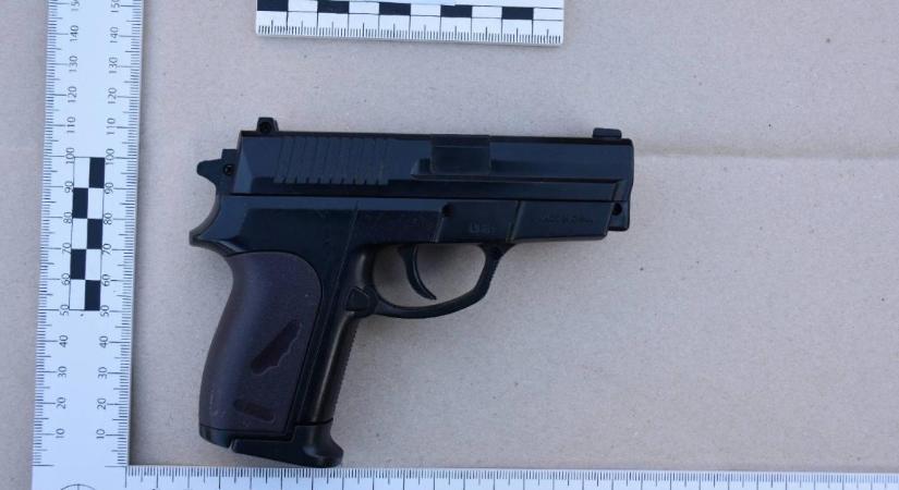 Kitiltották a hajdú-bihari kocsmából az idős férfit, játékpisztollyal tért vissza