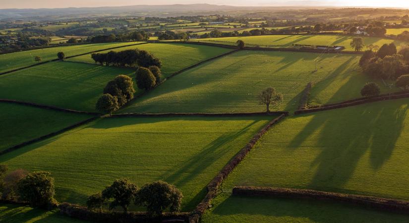 Megszólalt a vészcsengő: beépíti a termőföldjeit ez az ország