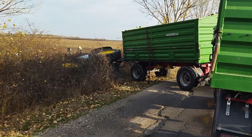 Traktor csúszott az árokba Bélmegyernél