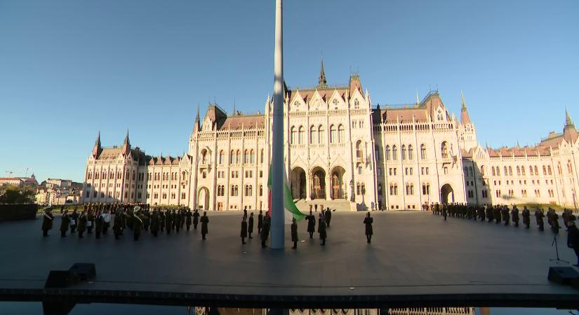 Felvonták és egész nap félárbócon tartják a magyar lobogót a Kossuth téren  videó