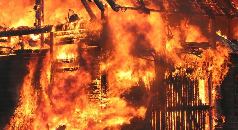 Beugrott az ablakon, és kimentett egy férfit az égő házból a szabadnapos nyomozó