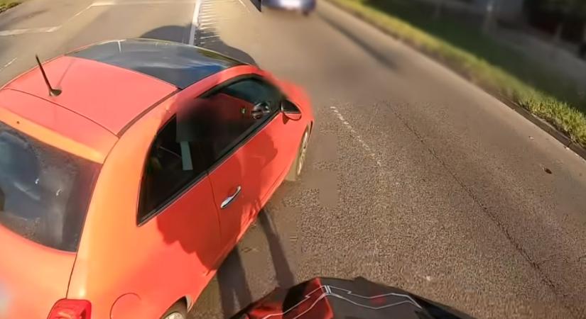 Vasúti átjáróban előzött, majd kétszer is büntetőfékezett a rádudáló rolleres előtt egy autós