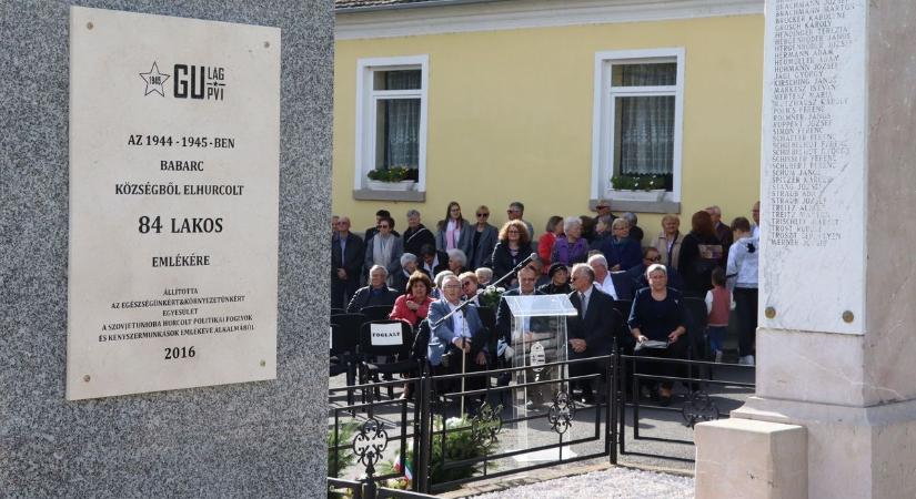 A kényszermunkára hurcolt babarciak emlékére állítottak emlékművet